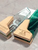 Kỷ niệm chương pha lê đế gỗ PLG013 1