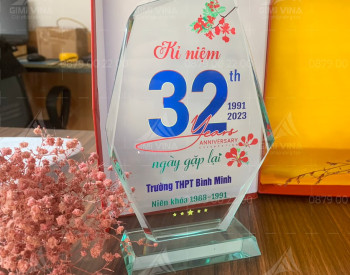 Gợi ý những mẫu Kỷ niệm chương kỷ niệm ngày ra trường đẹp nhất 