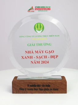 Kỷ niệm chương Pha lê đế gỗ cao cấp PLG005