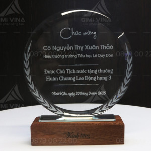 Kỷ niệm chương Pha lê đế gỗ cao cấp PLG001