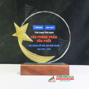 Kỷ niệm chương pha lê đế gỗ PLG026