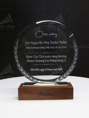 Kỷ niệm chương Pha lê đế gỗ cao cấp PLG001