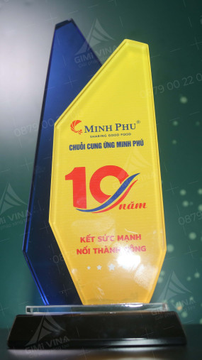 Mẫu #kyniemchuong kỷ niệm 10 năm bằng chất liệu pha lê đẳng cấp được sản xuất tại Kỷ niệm chương Cần Thơ