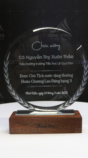 Kỷ niệm chương Pha lê đế gỗ cao cấp PLG001