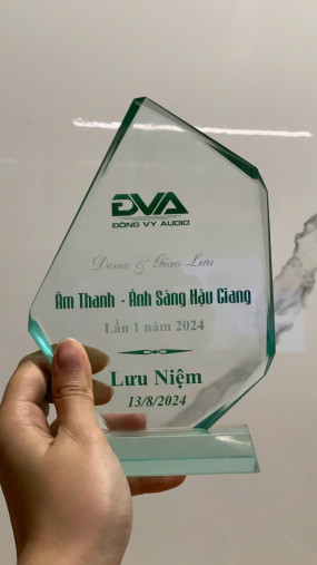 Mẫu kỷ niệm chương thuỷ tinh cao cấp • Kỷ niệm chương Cần Thơ 